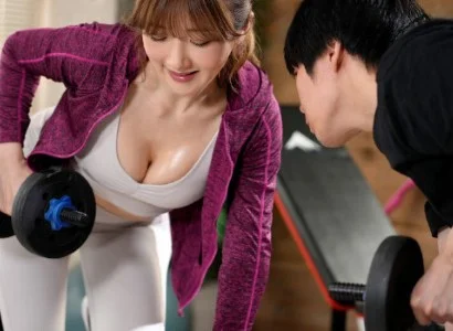 Nữ PT gợi cảm cùng chàng trai số hưởng dính lấy nhau