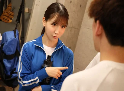 một cô gái xinh đang sinh hoạt câu lạc bộ bóng đá quan hệ tập thể với cô gái xinh sau buổi tập