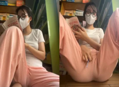Em vừa đọc sách vừa dí sextoy vào lồn