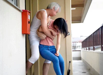 Vợ trẻ bị bố chồng già vờ vịt