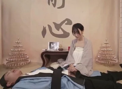 Nữ tu xinh đưa vị đạo sĩ bị thương vào nơi an toàn
