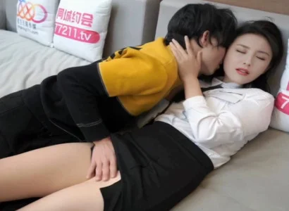 Cô gái làm thư ký bí mật làm tình với sếp vì tiền
