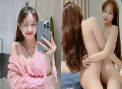 Lâm Thái Vy với cô bạn thân của mình móc bím ngay trong buổi livestream