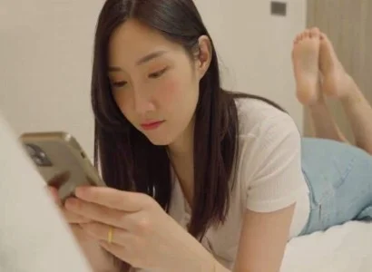 Chị ấy lén lút cùng anh nhân viên giao hàng