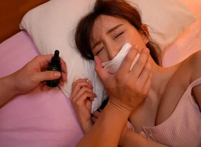 Kẻ đó cho cô em họ xinh đẹp uống thuốc mê rồi quan hệ